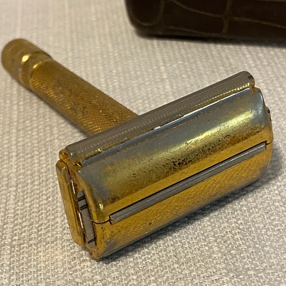 Vintage Gillette 1940s Gold Tons Milord Razor, Case, Refills Safety Razor - Picture 3 of 6